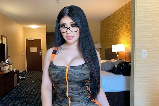 Liliana Hearts Biography: Latina Model, YouTuber & OnlyFans Creator