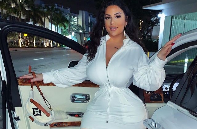 Duchess Biography – Greek Curvy Model, Instagram Star & Entrepreneur